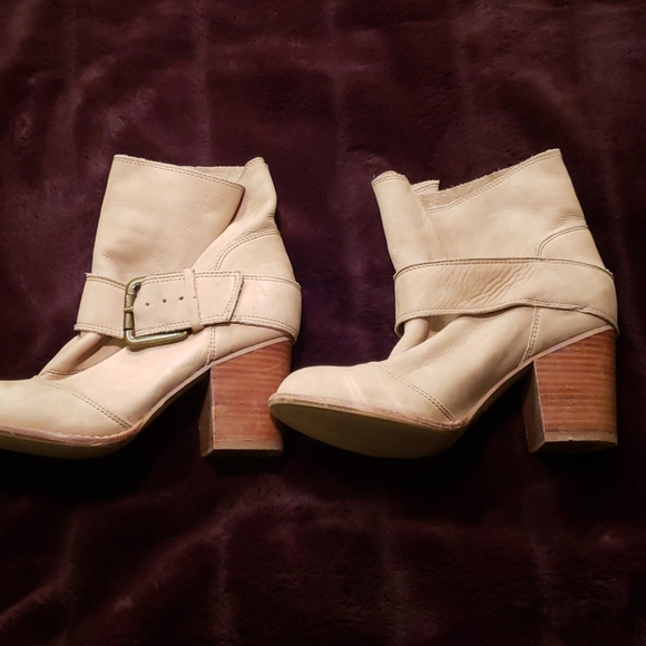 Splendid cream coloured buckle boots. Size 6. - Picture 6 of 10